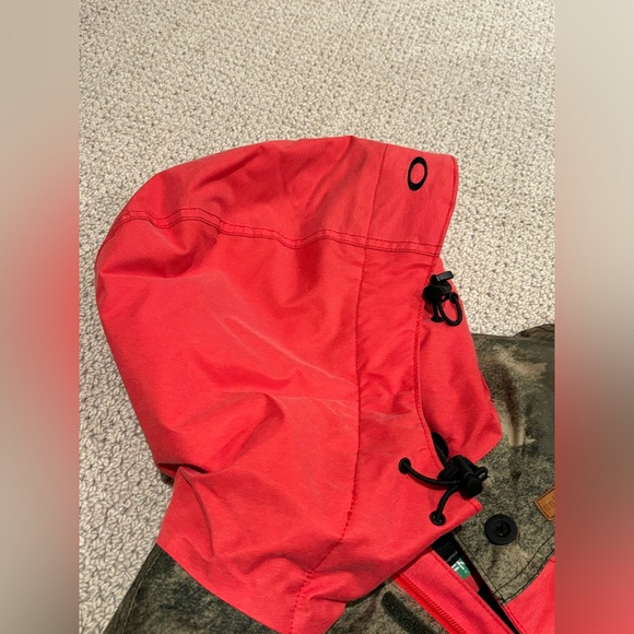 Oakley Women’s Snowboarding Jacket - Picture 11 of 13